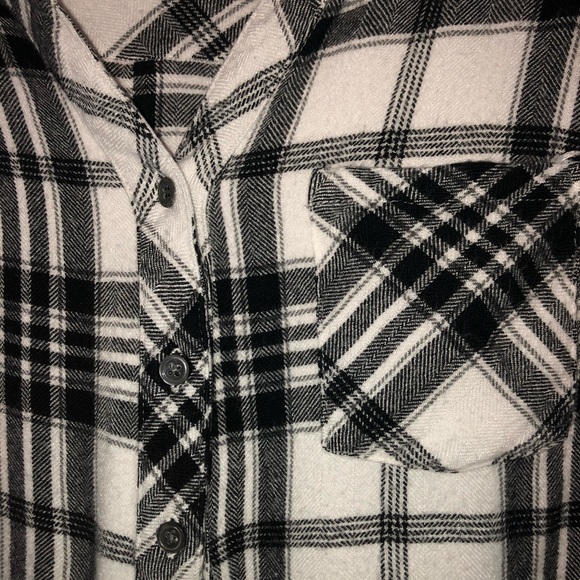 intro. Plaid Flannel Style Black and White Blouse - Picture 4 of 11